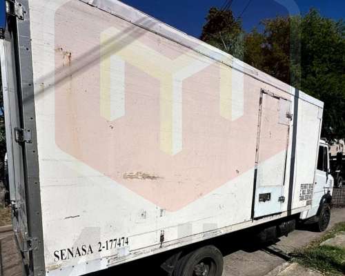 Mercedes Benz 710 año 2000 con Caja y Equipo