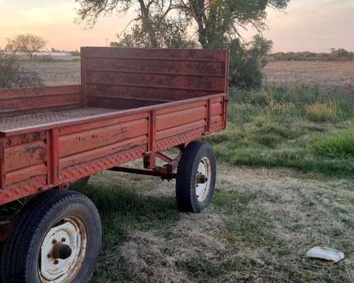 Acoplado Playo con Barandas 4 TN en muy Buen Estado