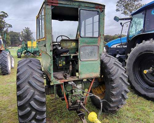 Tractor John Deere 2420 con Desmalezadora