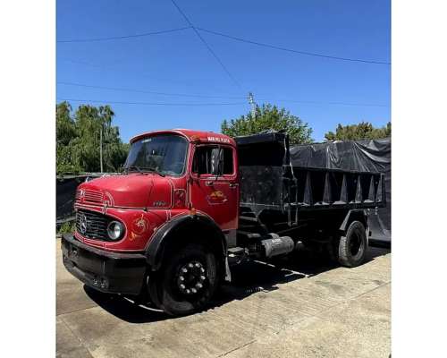 Mercedes Benz 1518 con Volcador