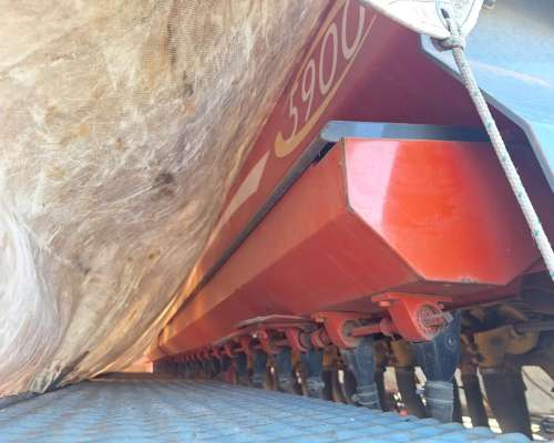 Sembradora Juber 5900 de 28 a 21cm con Alfalfero