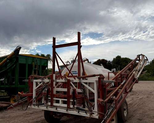 Pulverizador Osinaldi de 2000 Lts con 21 Mts de Botalon