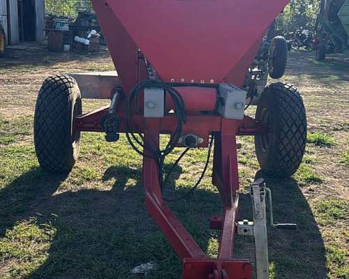 Fertilizadora Fertec F3000 con Cinta año 2011