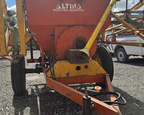 Fertilizadora Altina Neumatica de Arrastre - 18 Mts