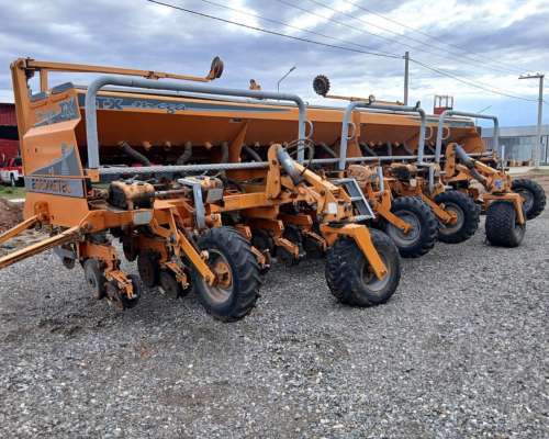 Sembradora Agrometal TX Mega Neumática 16x52 /20X42