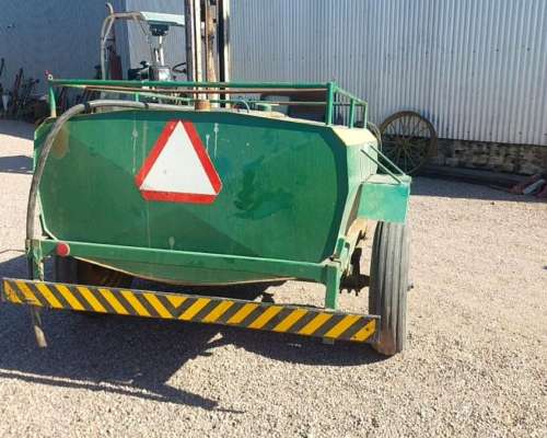 Acoplado Cisterna 1500 Litros con Bomba