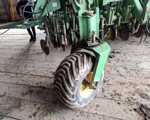 Sembradora de 27 a 19 con Alfalfero y Fertilizante en Linea