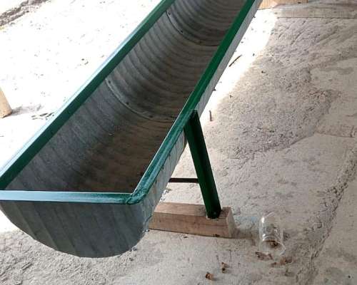 Vendo Comederos Moviles de Madera o Chapa