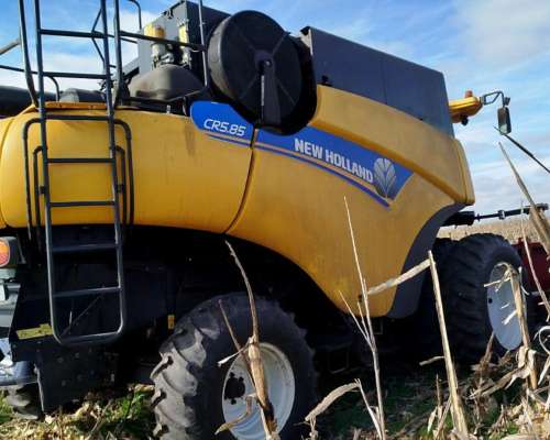 New Holland 5.85 Cemeentada. M6300hs. R 4100 Hs de Productor