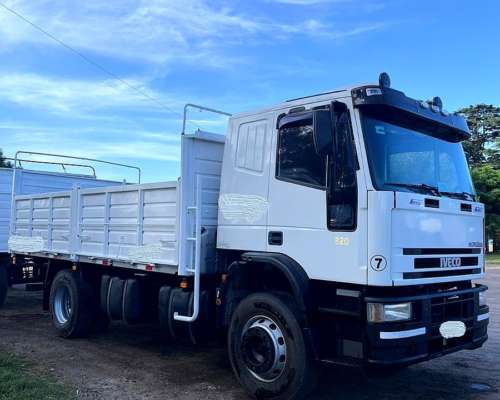 Iveco Cavallino Enganchado con Acoplado Petinari