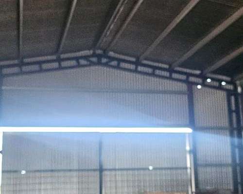 Galpón con Máquina para Fabricar Ladrillos