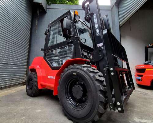 Autoelevador Diesel 4X4 Noblelift 3530 (todo Terreno)