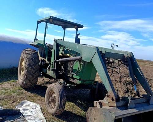 John Deere 2420 con Pala