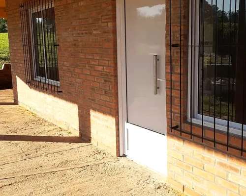 Se Vende Terreno con Casa a Estrenar en Capiovi, Misiones