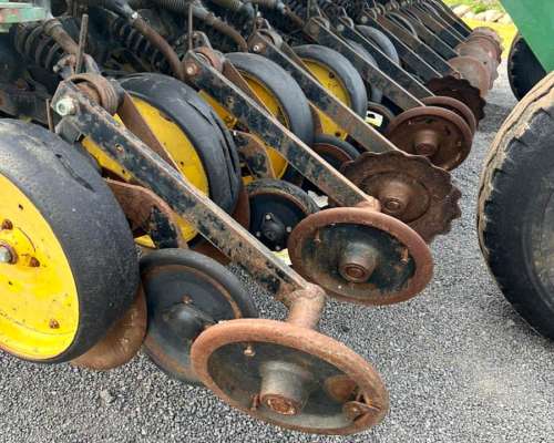 Sembradora John Deere de 25 Líneas a 17.5 con Alfalfero