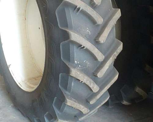 Tractor New Holland T8 325 año 2012.