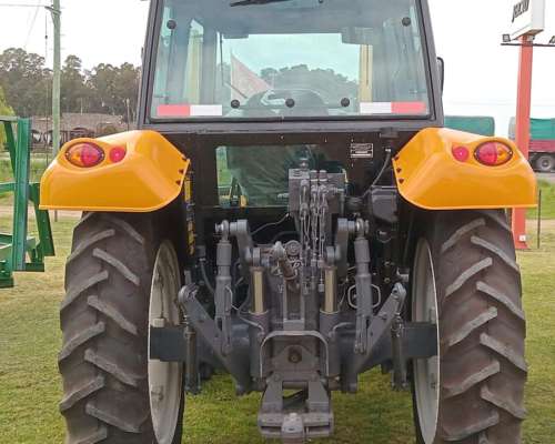Tractor “valtra” a -990.