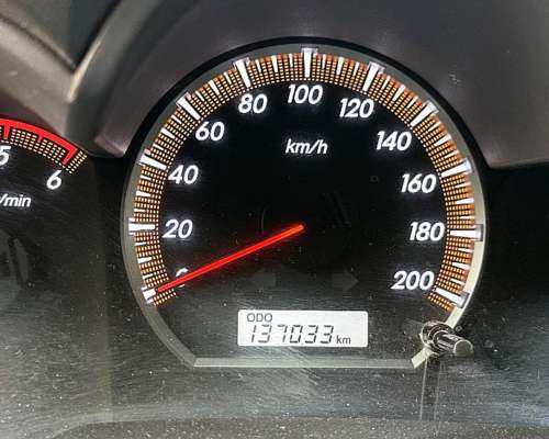 Oport. Solo 137.033 KM. Toyota Hilux SRV 4X2 C/D 3.0 Cuero