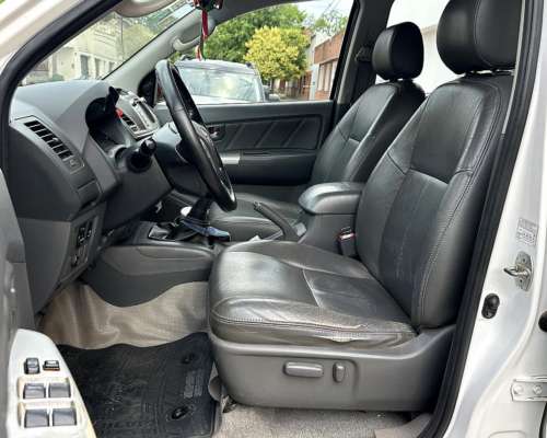 Oport. Solo 137.033 KM. Toyota Hilux SRV 4X2 C/D 3.0 Cuero
