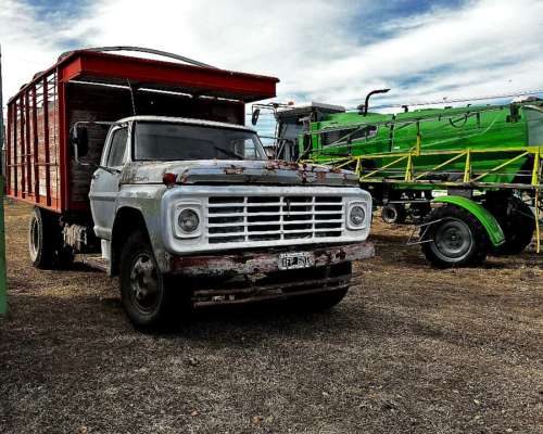 Camión Ford 600, con Motor Perkin 6 Cilindros
