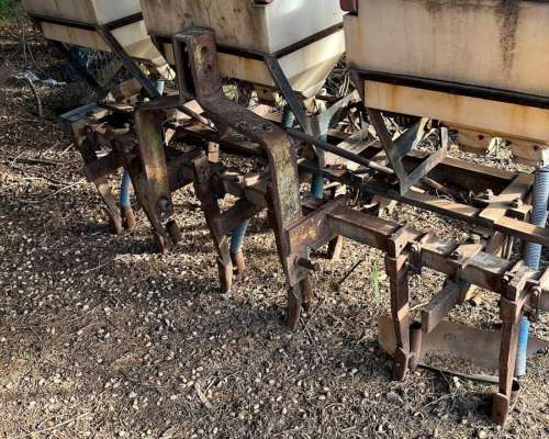 Aporcador Carpidor con Fertilizante 3 Puntos