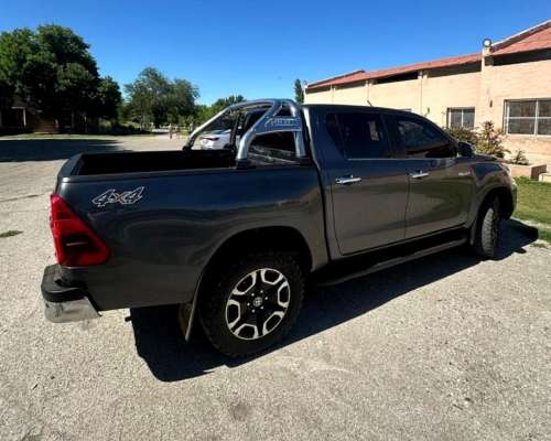 Toyota Hilux 2.8 TDI CD 4X4 SRX AT6 204cv 2021 U$32.999 R/M