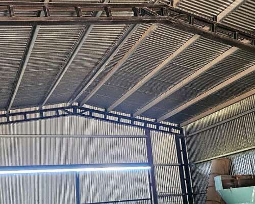 Galpón con Máquina para Fabricar Ladrillos