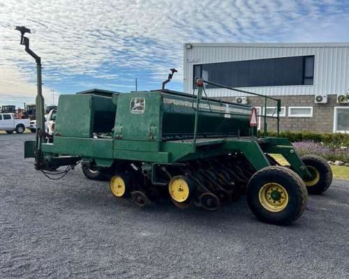 Sembradora John Deere de 25 Líneas a 17.5 con Alfalfero