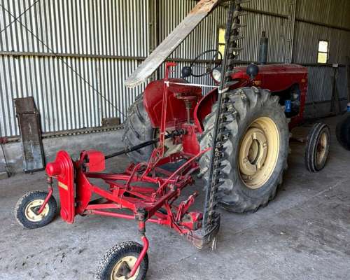 Tractor Massey Harris con Segadora para Colección