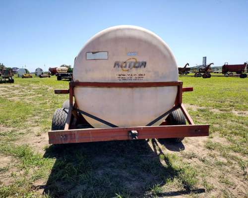 Acoplado Tanque Rotor Plástico de 6800 Lts