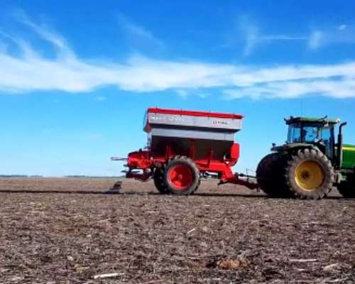 Fertilizadora Arrastre Impala 10000 con Tolva de Acero Yomel