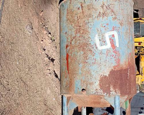 Tanque Vertical con Base de Apoyo Capacidad 2000 L