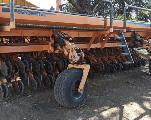Sembradora Agrometal MX de 33 a 21 CM.