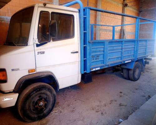 Mercedes Benz 710 con Caja Metálica