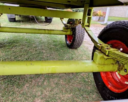 Acoplado de 2 Ejes de 2 Mil Litros de Agua.