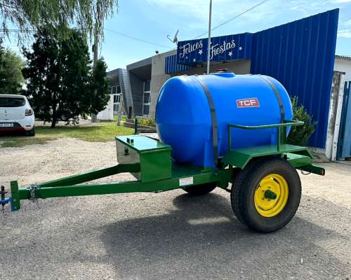 Acoplado Tanque Plastico 1 Eje TCF 1.000 Litros con Baulera