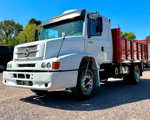 Camion Mercedes Benz L1620 año 2005 con Baranda Volcable