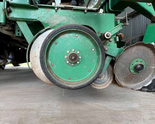 Pierobon de 16 Surcos a 52 cm Neumática