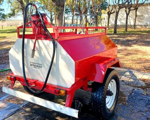Acoplado Tanque de 1000 LT con Bomba