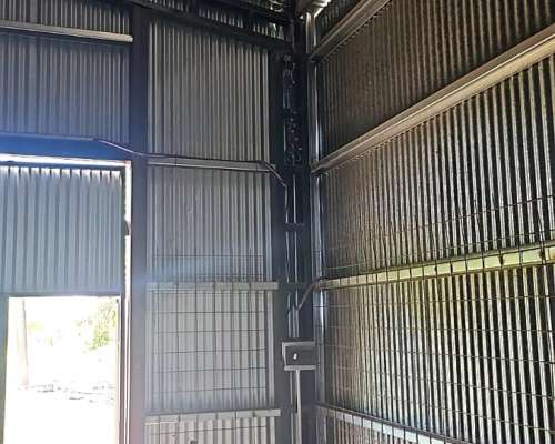 Galpón con Máquina para Fabricar Ladrillos