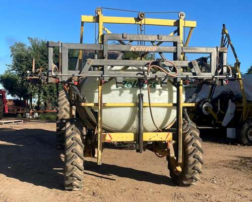 Pulverizador de Arrastre Releyco 2200 Lts. Botalón de 17 MS.