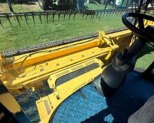 Cosechadora New Holland CR 6080, año 2016, con Draper 35