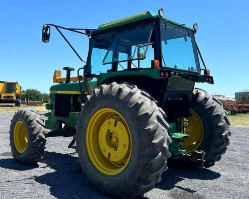 Tractor John Deere 3350 con Doble Embrague