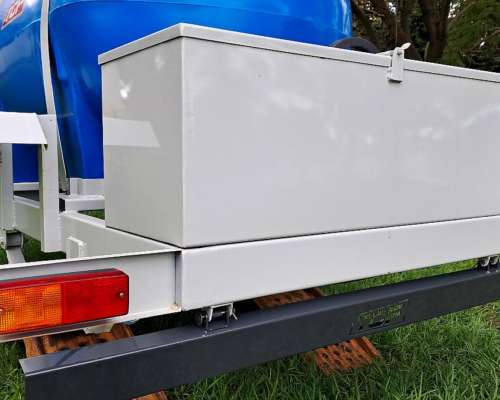 Acoplado Tanque Plastico 1 Eje TCF 1.000 Litros con Baulera