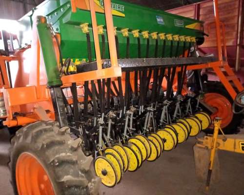 Sembradora 13 L a 17.50 con Alfalfero con Solo 20 Ha Usada