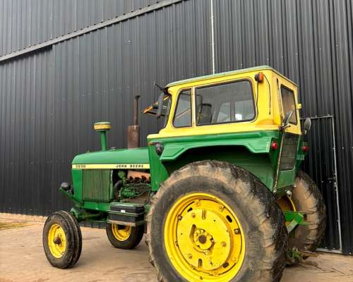 Tractor John Deere 3530.