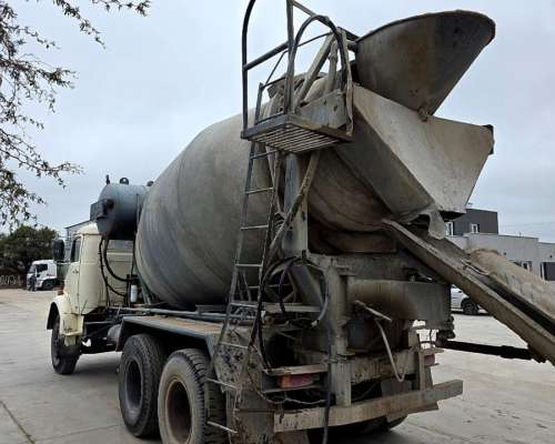 Camion Mercedes Benz 1517 L1517 con Mixer Motohormigonero