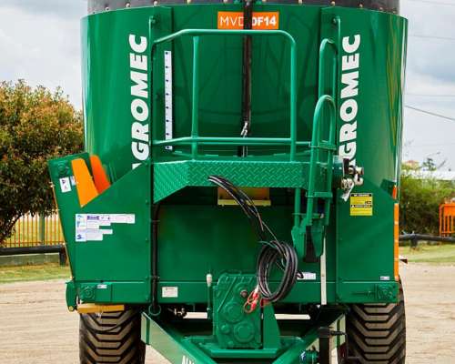 Mixer Vertical 14 M3 Descarga Lateral C/bal. Agromec.contado