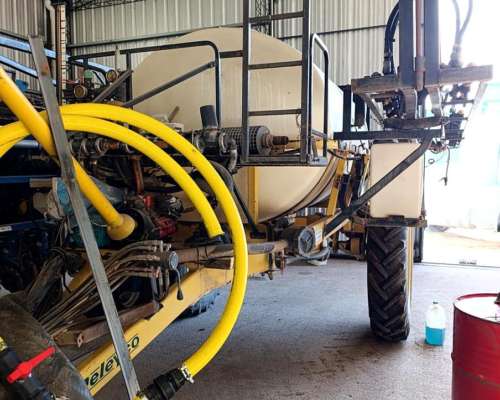Pulverizador de Arrastre Releyco R2500 Botalón 21 Mts.