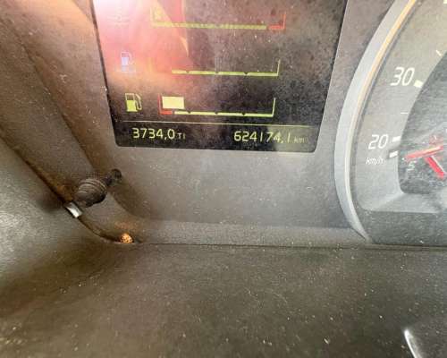 Camión Volvo FH 460 con Jaula , Semi Tolva y Tanque Cisterna